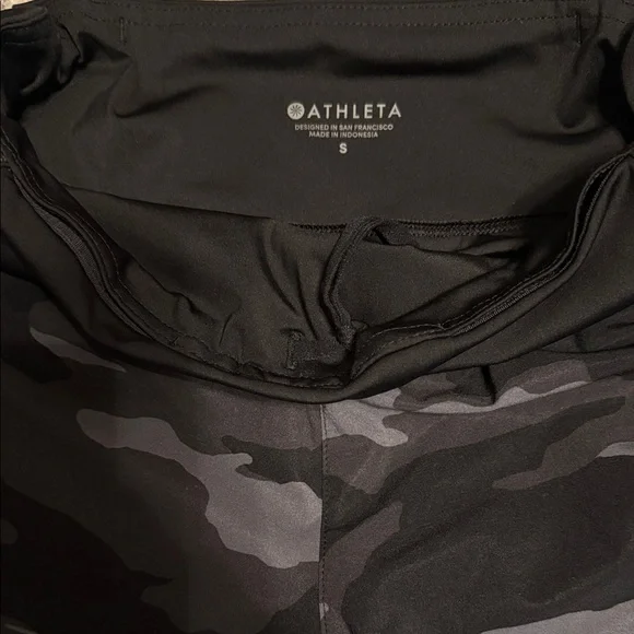 🏃‍♀️ Athleta Black Camo mid-rise Racer Run Shorts | Size Small 🖤 - Picture 2 of 8
